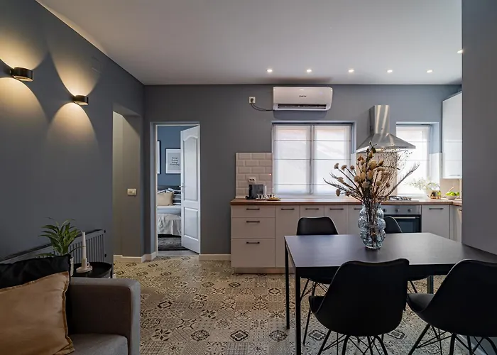 Chic Black & White 2br Retreat On Dambovitei