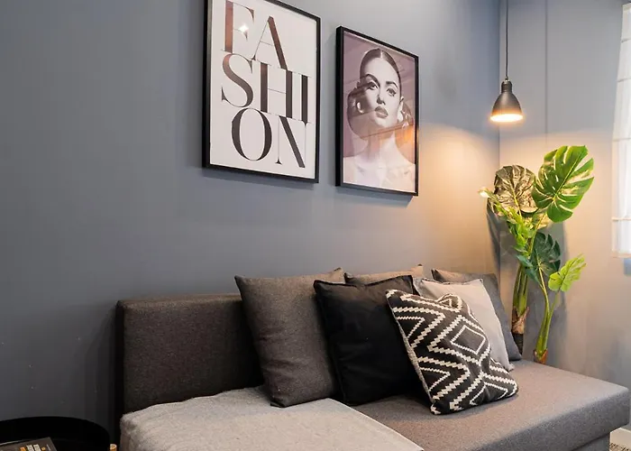 Chic Black & White 2br Retreat On Dambovitei Lejlighed *