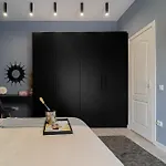 아파트 Chic Black & White 2br Retreat On Dambovitei 부쿠레슈티