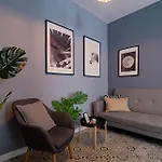 Chic Black & White 2br Retreat On Dambovitei 아파트