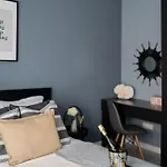 Chic Black & White 2br Retreat On Dambovitei *