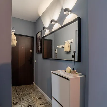 Chic Black & White 2br Retreat On Dambovitei