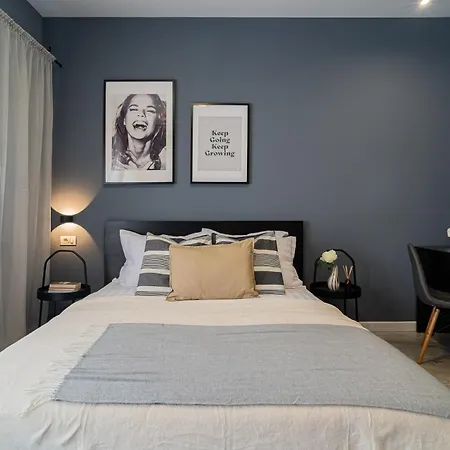 Holt - Chic Black & White 2br Retreat On Dambovitei