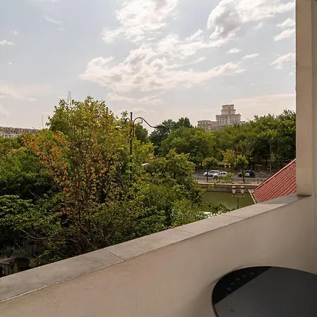 Chic Black & White 2br Retreat On Dambovitei *