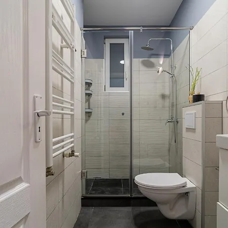 Holt - Chic Black & White 2br Retreat On Dambovitei Apartment *
