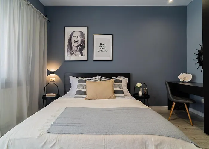 Chic Black & White 2br Retreat On Dambovitei