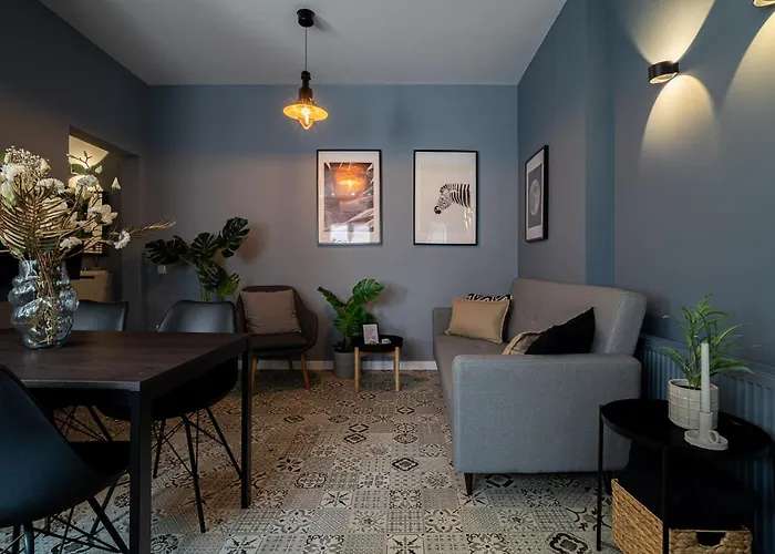 Chic Black & White 2br Retreat On Dambovitei * Бухарест