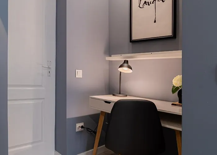 Апартаменти Chic Black & White 2br Retreat On Dambovitei