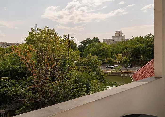 Chic Black & White 2br Retreat On Dambovitei *