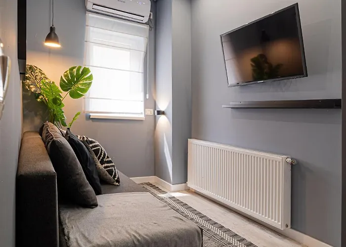 Chic Black & White 2br Retreat On Dambovitei Бухарест