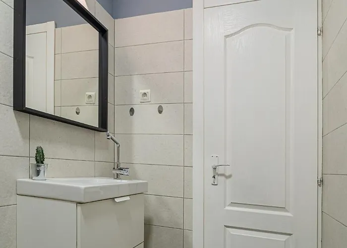 Chic Black & White 2br Retreat On Dambovitei *