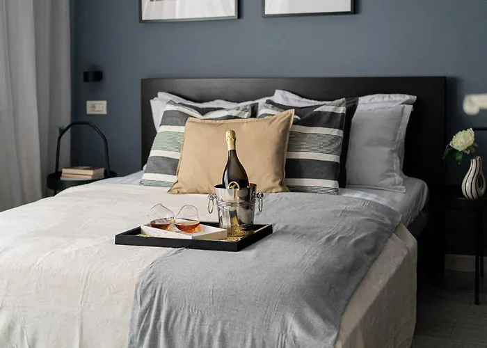 Chic Black & White 2br Retreat On Dambovitei