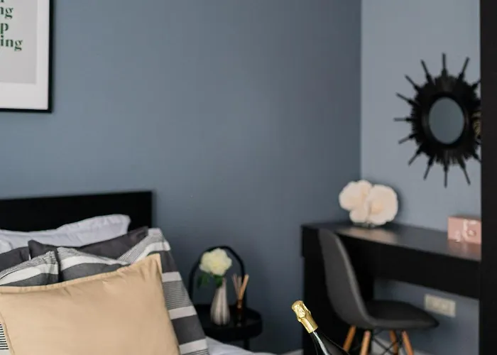 Chic Black & White 2br Retreat On Dambovitei *