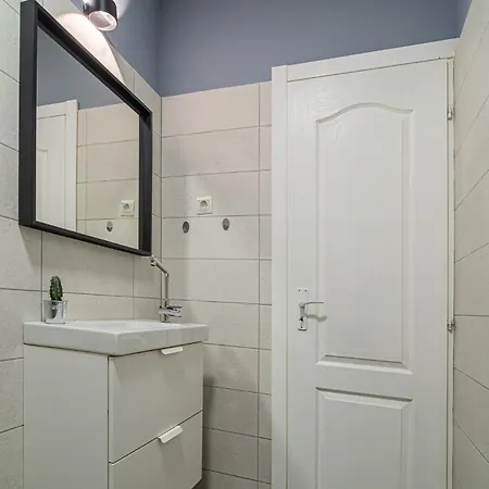 Chic Black & White 2br Retreat On Dambovitei *