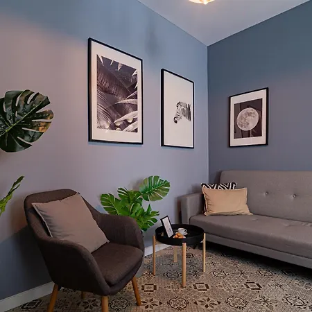 Chic Black & White 2br Retreat On Dambovitei דירה