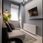 Chic Black & White 2br Retreat On Dambovitei Bukarest