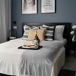 Chic Black & White 2br Retreat On Dambovitei