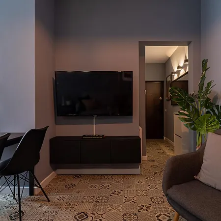 Chic Black & White 2br Retreat On Dambovitei 公寓 布加勒斯特