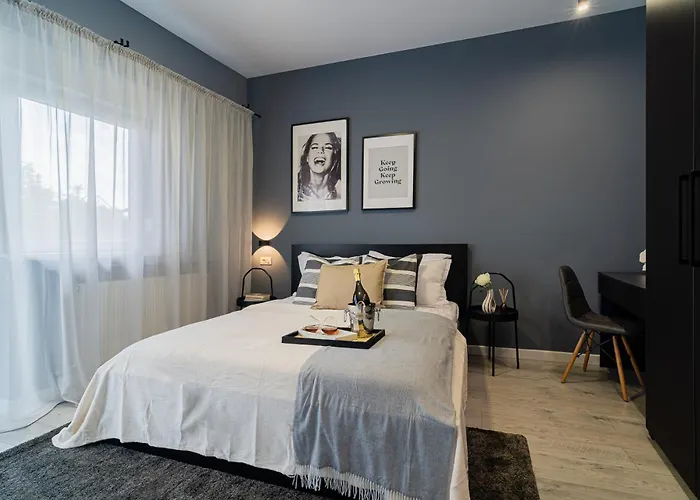 公寓 Chic Black & White 2br Retreat On Dambovitei