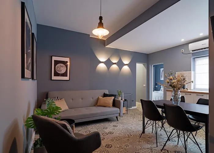 公寓 Chic Black & White 2br Retreat On Dambovitei *