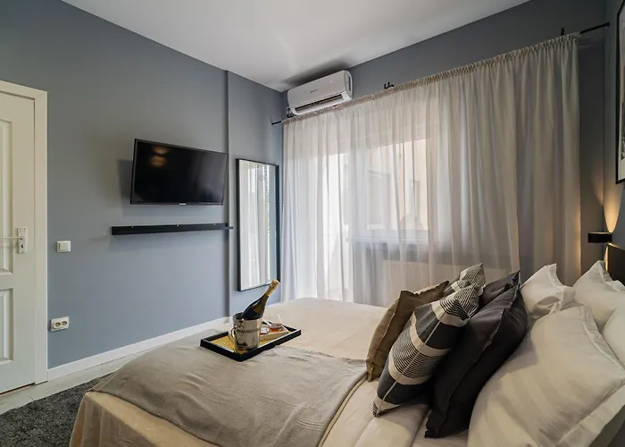 公寓 Chic Black & White 2br Retreat On Dambovitei 布加勒斯特