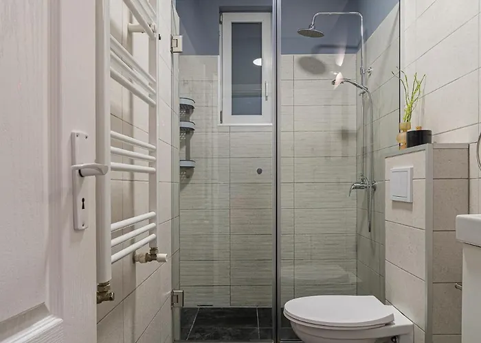Chic Black & White 2br Retreat On Dambovitei 公寓 *